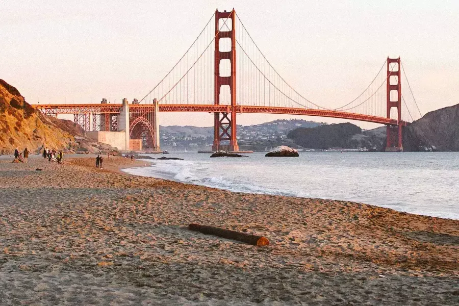 贝博体彩app's Baker Beach is pictured with the 金门大桥 in the background