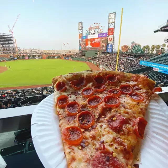 Pizza at 甲骨文公园